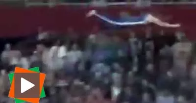 un-gymnaste-se-prend-pour-superman