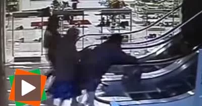 une-mamie-prend-l-escalator