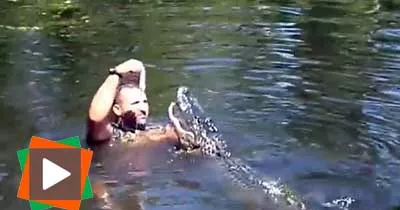 il-se-baigne-avec-des-crocodiles-pour-les-nourrir