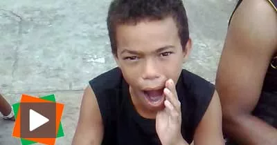 un-enfant-reproduit-le-son-d-une-sirene-de-police-en-hurlant