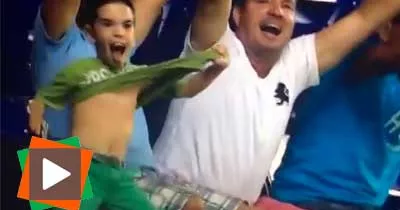 un-enfant-se-donne-a-fond-dans-les-tribunes-d-un-stade