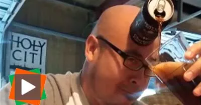 il-se-sert-une-biere-avec-son-front