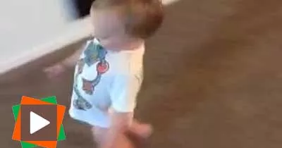 un-bebe-imite-sa-maman-enceinte-en-train-de-marcher