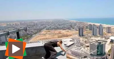 il-frole-la-mort-en-effectuant-un-backflip-au-40eme-etage-d-un-immeuble-sans-securite