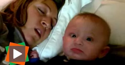 un-bebe-effraye-par-les-ronflements-de-sa-maman