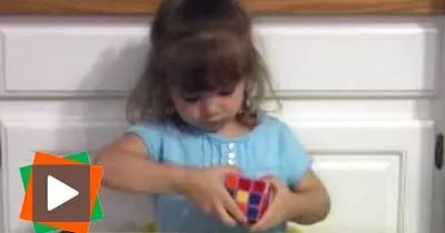 a-3-ans-elle-resout-un-rubik-s-cube-en-3-minutes