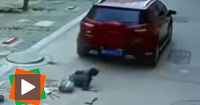 un-enfant-passe-sous-une-voiture-et-se-releve-indemne