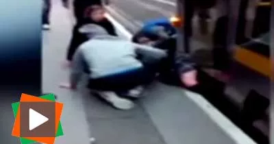 ils-soulevent-un-tramway-pour-sauver-une-jeune-fille-coincee