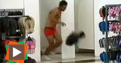 un-enorme-rat-s-incruste-dans-une-cabine-d-essayage