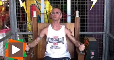 il-teste-une-chaise-electrique-a-la-fete-foraine