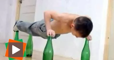 un-enfant-fait-des-pompes-sur-des-bouteilles