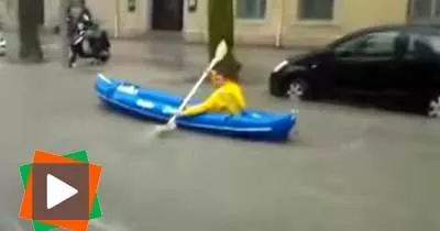 il-circule-en-kayak-dans-les-rues-inondees-de-montpellier