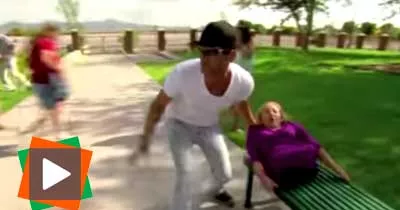 un-magicien-coupe-des-inconnus-en-deux-et-echange-leurs-corps