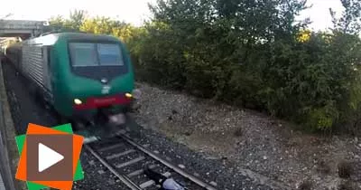 il-s-allonge-sur-des-rails-et-passe-sous-un-train