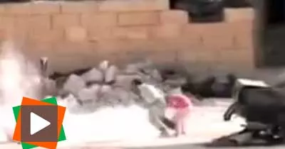 un-enfant-affronte-les-balles-pour-porter-secours-a-une-petite-fille-en-syrie