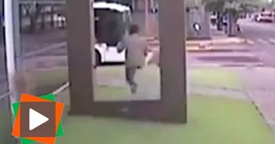 il-court-pour-attraper-son-bus-mais-le-voit-pas-la-vitre