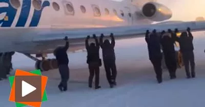 des-passagers-poussent-leur-avion-gele-pour-l-aider-a-decoller