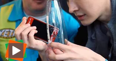 un-magicien-fait-entrer-un-iphone-dans-une-bouteille-vide-sans-l-ouvrir