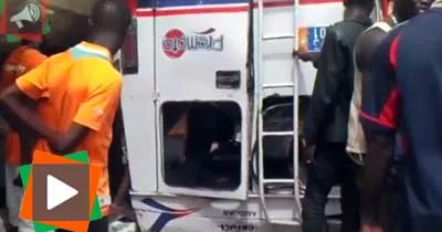 yvbpp-n-21-un-gbaka-se-renverse-les-quatre-roues-en-l-air-avec-ses-passagers