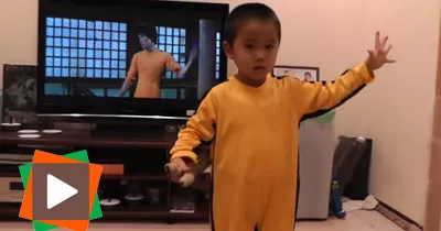 a-4-ans-il-manie-le-nunchaku-comme-bruce-lee