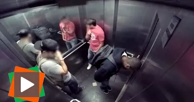 un-homme-qui-a-la-diarrhee-monte-dans-un-ascenseur