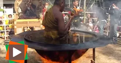 un-moine-bouddhiste-medite-dans-un-recipient-d-huile-bouillante