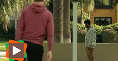 il-ouvre-une-porte-dans-un-parc-qui-le-fait-disparaitre