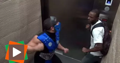 un-personnage-de-mortal-kombat-fait-peur-aux-gens-dans-un-ascenseur