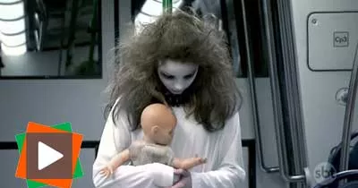 une-fille-possedee-traumatise-les-passagers-du-metro