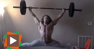 un-bodybuilder-effectue-un-grand-ecart-en-soulevant-une-barre-de-45-kilos