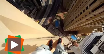 il-saute-au-dessus-du-vide-au-43eme-etage-d-un-immeuble-sans-protection