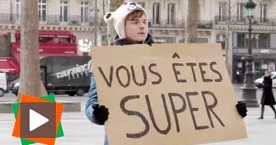 il-distribue-du-bonheur-dans-la-rue-en-complimentant-les-passants-gratuitement