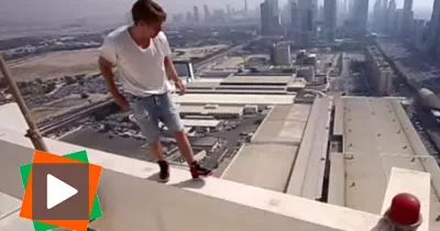 il-effectue-un-backflip-sur-la-plus-haute-tour-du-monde-sans-securite