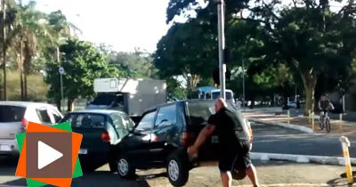 un-cycliste-deplace-une-voiture-mal-garee